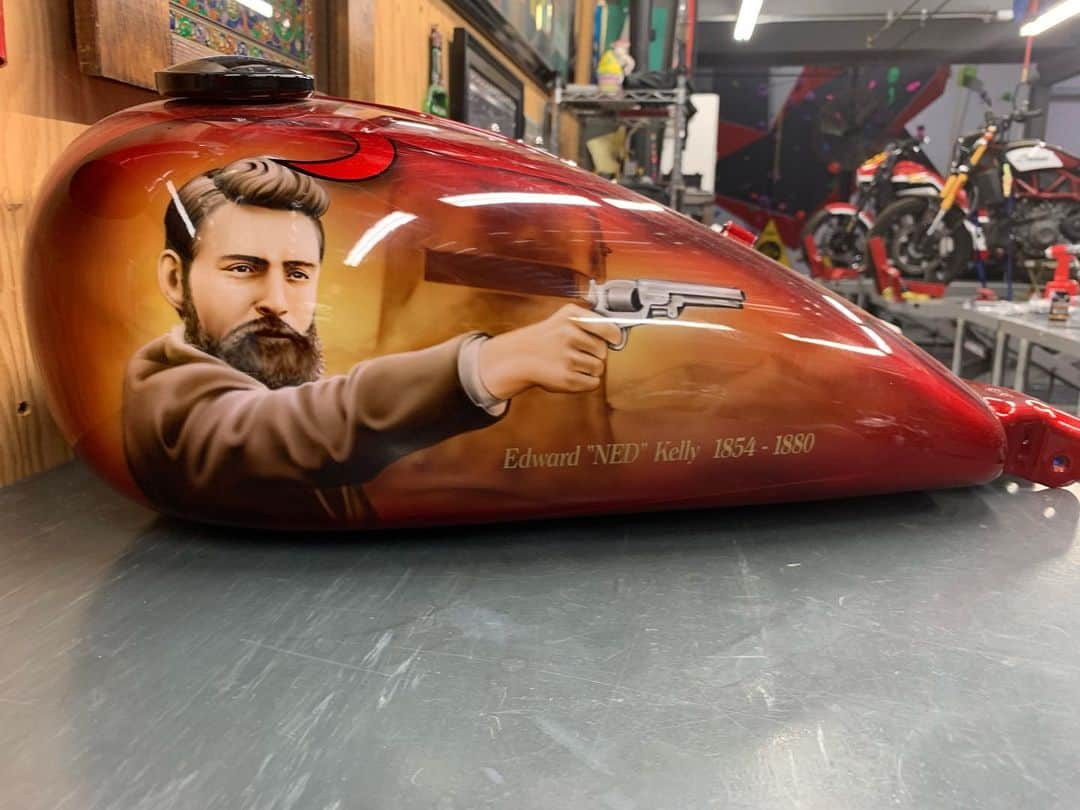 ケアリー・ハートさんのインスタグラム写真 - (ケアリー・ハートInstagram)「Came home to a couple cool Custom painted @indianmotorcycle tanks from wifey’s australia tour! These will look cool on the wall of the shop.」8月18日 9時03分 - hartluck