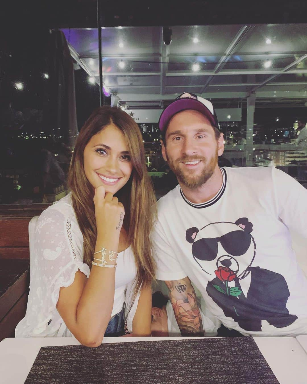 アントネラ・ロクソさんのインスタグラム写真 - (アントネラ・ロクソInstagram)「Hermosa nocheo @leomessi ❤️💫@hotelmimsitges 🥂🥂. #encuentrenamatu😂」8月18日 9時03分 - antonelaroccuzzo