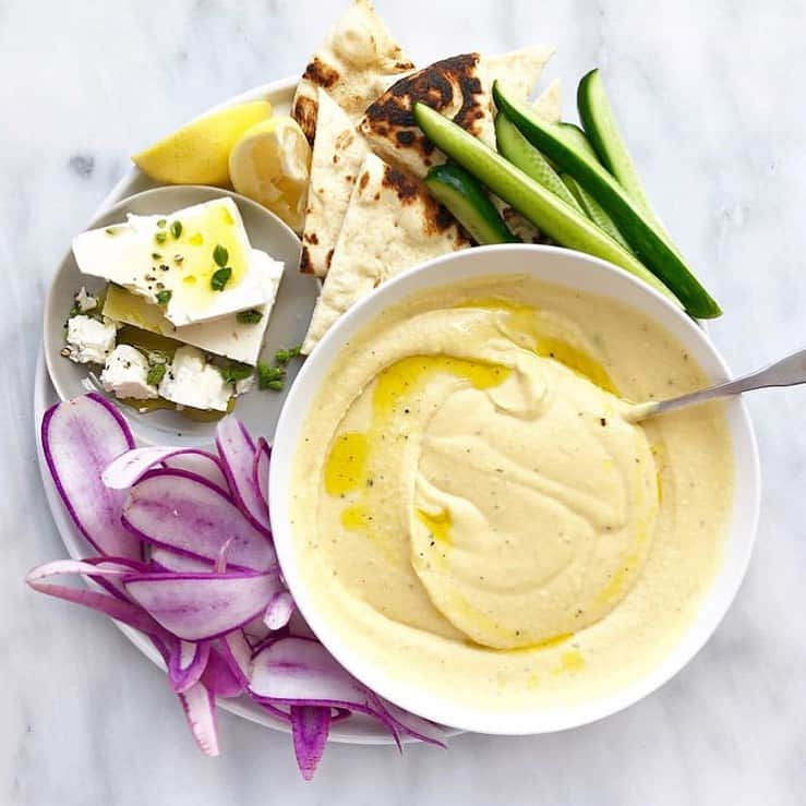 マーサ・スチュワートさんのインスタグラム写真 - (マーサ・スチュワートInstagram)「A classic hummus dip is a must-have for any gathering! Grab culinary director @tojo827’s recipe below + take a screenshot to save and share! 🤳🏼 📋: Served with purple radishes + Persian cucumbers + feta + flatbread -> quick and rich hummus recipe -> 1 can chickpeas (drained and rinsed) + juice of 1 lemon > 1-2 tbs tahini + 1 tiny clove of garlic + 1-2 tbs water + salt + pepper -> purée in food processor -> with processor running, gradually add 1/3-1/2 cup extra virgin olive oil」8月18日 9時10分 - marthastewart