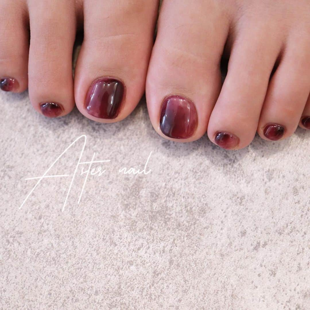 sapporo nail 【 Aster 】さんのインスタグラム写真 - (sapporo nail 【 Aster 】Instagram)「艶っぽいpurpleに濃淡をつけたデザイン😌 秋らしい深みのあるカラーが人気です🍂 . . . . .ネイルサロンに行っても 『根元の隙間が気になる…』『甘皮が気になる…』 『反り爪が気になる…』というお悩みがあった方はぜひ当店へ◎ フォルムの形成をするので、反り爪も緩和し 仕上がりのツヤ感も格段にUP🎶  ___________________________________________________ . .  #札幌ネイルサロン#札幌ネイリスト #札幌 #札幌ネイル #夏ネイル #ニュアンスネイル #ネイル #アートネイル #フィルイン #札幌ドームフィルイン #ワンカラーネイル #シンプルネイル #クリアネイル #タイルネイル #狸小路 #大通り公園 #シースルーネイル #個性派ネイル #アートネイル#札幌タピオカ巡り#札幌カフェ#札幌グルメ#ドライフラワーのある暮らし#ワイヤーネイル#宝石ネイル札幌#宝石カットネイル#水彩ネイル#札幌ニュアンスネイル#トリックシート#西18丁目ネイルサロン#札幌タピオカ巡り」8月18日 9時11分 - seina.kato___