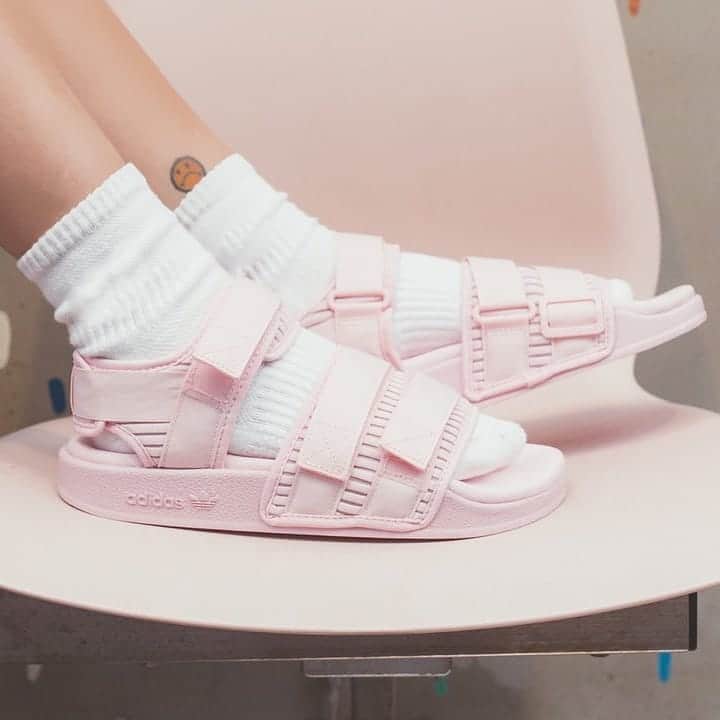 STYLERUNNERさんのインスタグラム写真 - (STYLERUNNERInstagram)「The iconic adidas slide gets a refresh with the Adilette 2.0 Sandal. What do you think? Yay or nay? 💕🛒」8月18日 9時12分 - stylerunner