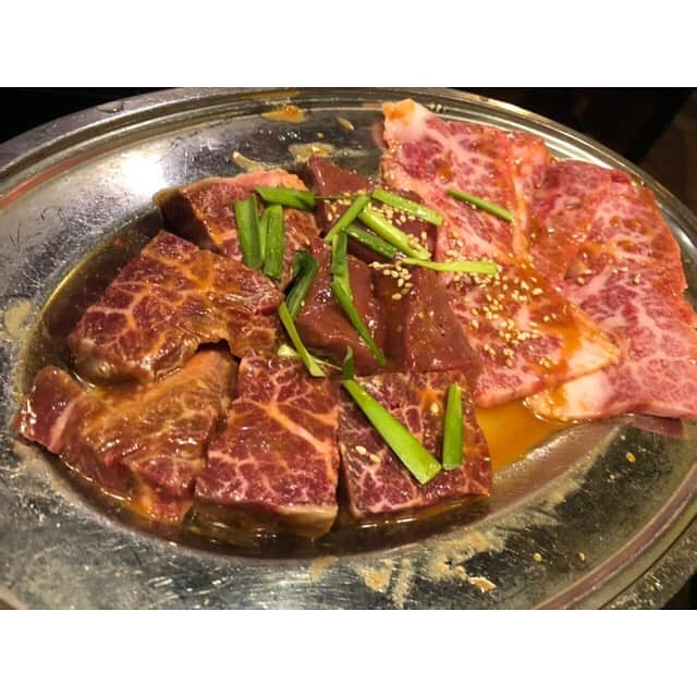 三島ゆかりさんのインスタグラム写真 - (三島ゆかりInstagram)「先週のラジオ終わりに焼肉👍✨ 夏バテしちゃいけんので、次の日が休みだったからガッツリにんにくも食べてやったぜ❣️😆 やっぱスタミナ付けるにはお肉だね〜💖焼肉の日に生まれた者の宿命だわww #ラジオ #dj #ウメダfmbehappy789 #オープンスタジオ #生放送 #ニュース #天気予報 #フリートーク #お知らせ #メッセージ紹介 #リスナーさんいつもありがとう #三島ゆかり #ゆかりんご #ハービスプラザ #焼肉 #夏バテ防止 #スタミナ料理 #にんにく #大好き #次の日が休みって幸せ #至福 #生肉大好き #誕生日 #8月29日生まれ #最高 #レバーは炙ってね #グルメ #followｍe」8月18日 9時15分 - apple340