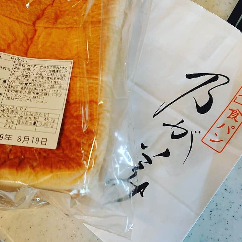 くるみんのインスタグラム：「* 最近、行列店になってしまって 暫く買えなかった乃が美のパン 久しぶりに覗いてみたらあったー！  父が好きだったので少し切ってお供えしておいたら、いつの間にか無くなっていた😱 容疑者は…スワイプしてね(笑) きっと、父がくれたんだね  #乃が美 #ミニチュアダックスフンド #ミニチュアダックスフント #ミニチュアダックス #イザベラタン #イザベラ #ダックス多頭飼い #ダックスフント #ダックスフンド #ダックス #わんこなしでは生きていけません会 #ワンコなしでは生きて行けません会 #いぬばか部 #いぬすたぐらむ #短足部 #dachshundgram #dachshund #dachs #dogstagram #inustagram #instagramdog #instadachs #kyounodachs #kyounowanko #todayswanko #7pets_1day #高級食パン #犬のいる生活 #犬のいる暮らし #dog」