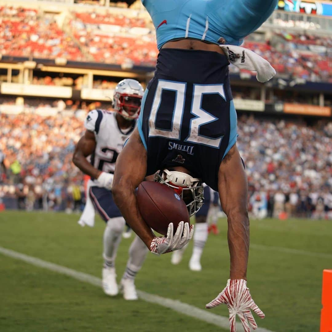 NFLさんのインスタグラム写真 - (NFLInstagram)「The new Spider-Man remake looks amazing🕷🕸#NEvsTEN」8月18日 9時39分 - nfl