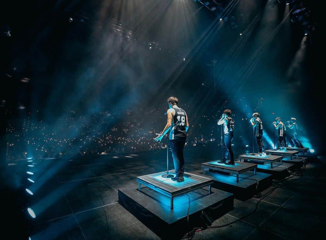 Jonahmaraisのインスタグラム：「so lucky to be able to do this every night with my best friends. this tour’s been a dream ♥️」