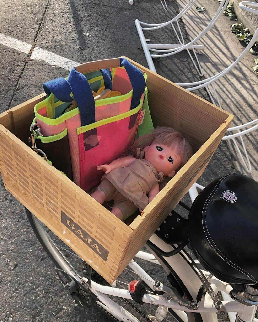 翁安芸さんのインスタグラム写真 - (翁安芸Instagram)「Why am I carrying a baby doll🙄🤔🤷🏼‍♀️ 外出途中、結局娘のお人形を持たされる。#mellchan #aspen #akiweng #メルちゃん #アスペン」8月18日 9時45分 - akinyc
