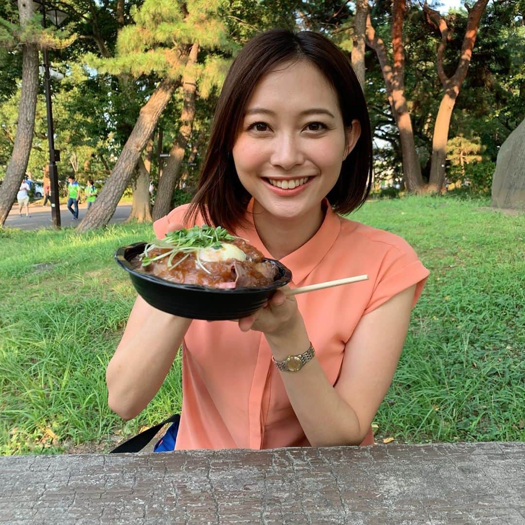 久冨慶子さんのインスタグラム写真 - (久冨慶子Instagram)「湘南ベルマーレのスタジアムグルメ😋 やべっちF.C.のTikTokでもご紹介予定です🎶 このローストビーフ丼すごく美味しくて取材の時、時間があると買いに走ります✨ 湘南ベルマーレのスタジアムグルメは公園の中をお散歩しながら美味しいものを堪能できて大好きな場所です⚽️ ＊ ＊ #サッカー #スタジアムグルメ #スタグル #ローストビーフ丼 #ローストビーフ専門店鎌倉 #dafiori #湘南ベルマーレ #tiktok  #バズらせ方を知りたい #久冨慶子 #アナウンサー」8月18日 9時45分 - keiko0hisatomi