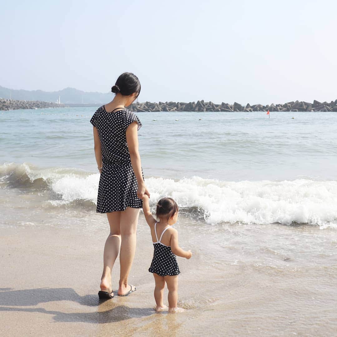 Eri Satoのインスタグラム：「dot swim wearリンクコーデ · 娘初めての海🌊 波が足元に来るたびにキャーキャー言ってた🤣🤣🤣 · 水玉水着でリンクしたよ😁 旦那のファミリーとの旅行なので露出控えめです🙄笑 息子はパパに合わせてブルー系の水着で🦈 · #fashion#ootd#outfit#code#coordinate#style#instafashion#instagood#instalike#ファッション#コーディネート#コーデ#プチプラ#プチプラコーデ#ママコーデ#mamagirl#locari#ママファッション #partegram#読者モデル#ママモデル #l4like#カジュアル#お洒落さんと繋がりたい#親子リンクコーデ愛好家#千葉勝浦 #千葉#勝浦#海#sea」
