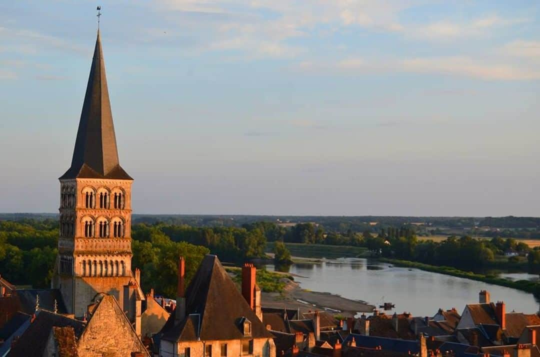 フランス大使館さんのインスタグラム写真 - (フランス大使館Instagram)「【フランスの風景🌄】フランス中部のシャリテ=シュル=ロワールには、フランスのサンティアゴ・デ・コンポステーラの巡礼路の一部としてユネスコ世界遺産に登録されている教会があります。『カルメン』の著者であり歴史記念物監督官をつとめたプロスペル・メリメが解体を阻止した教会としても有名です。 🌄Un jour en France : située en bord de Loire, la ville de La Charité-sur-Loire est riche de 900 ans d'histoire. Son église, sauvée de la destruction par Mérimée qui la classa Monument historique, est aujourd’hui inscrite au patrimoine mondial de l' @UNESCO. 📷 : @nievretourisme」8月18日 10時00分 - ambafrancejp