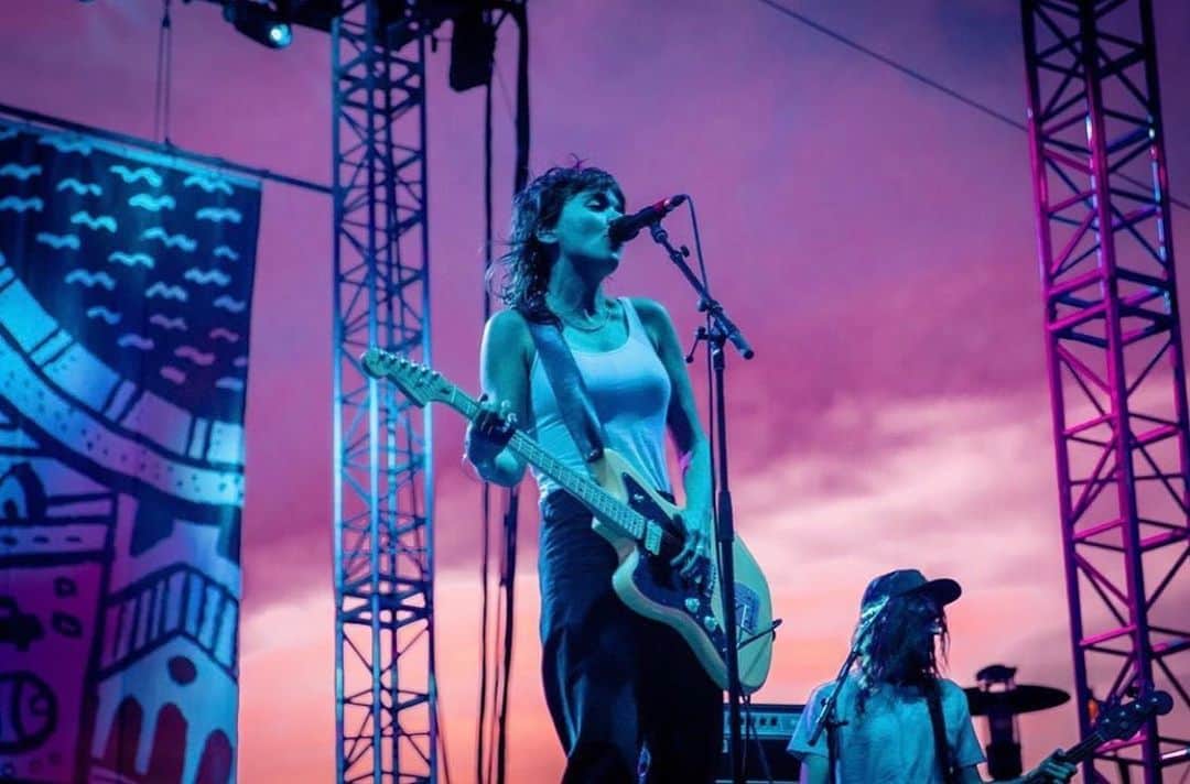 コートニー・バーネットのインスタグラム：「Thank you Omaha @mahafestival for a beautiful night w @jennydianelewis & @snailmailband 💕💕💕 Photo by @nightbright」