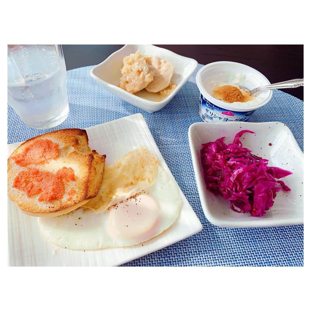 高原愛のインスタグラム：「食事記録✍️ ベーグルに明太子🥯目玉焼き🍳紫キャベツの酢漬け、作り置き鶏胸肉のおろし煮、ギリシャヨーグルト(ラカントSとシナモンをトッピング)  朝には炭酸水を飲むようにしてる。ペットボトルの炭酸水だとゴミが沢山でちゃうので、私はソーダメーカーのソーダストリーム 愛用四年くらい😊  ギリシャヨーグルトは色々あるけど値段と味で私はイオンのトップバリューのギリシャヨーグルト(プレーン)が一番好きかなぁ🤔  #sodastream#soda#homemade#breakfast#homecook#cooking#cooklover#bagle#egg#greekyogurt#aeon#おうちごはん#マクロ栄養素#ダイエット#ダイエットごはん#低脂質#高タンパク#美味しく#飽きない#食事#鶏胸肉#卵#料理#イオン#トップバリュー#ギリシャヨーグルト#ソーダストリーム#😋#🌈#❤️」