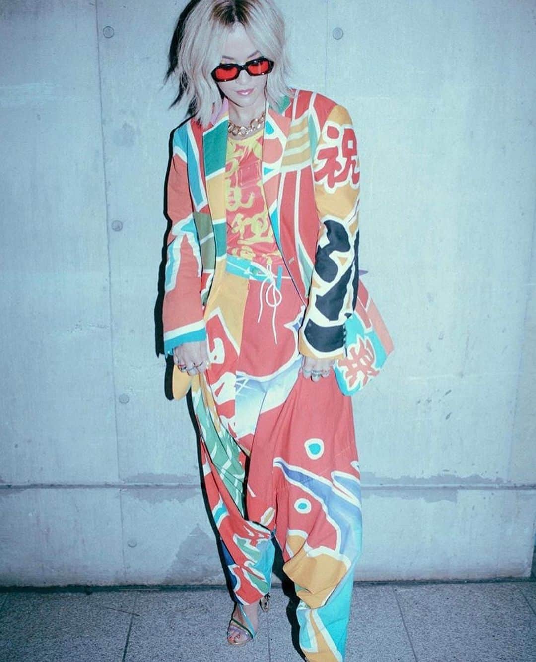 ワーナーミュージック・ジャパン洋楽さんのインスタグラム写真 - (ワーナーミュージック・ジャパン洋楽Instagram)「【リタ・オラ】 サマソニに出演したリタ・オラが日本をエンジョイしています❣️自販機の前でポーズ📸 ✨ ライブではデザイナーの山本寛斎さんによる衣装を着て登場⭐️和テイストで煌びやかな、とても素敵な衣装でした🥰💕 #ritaora #リタオラ #サマソニ」8月18日 10時07分 - warnermusicjp_intl