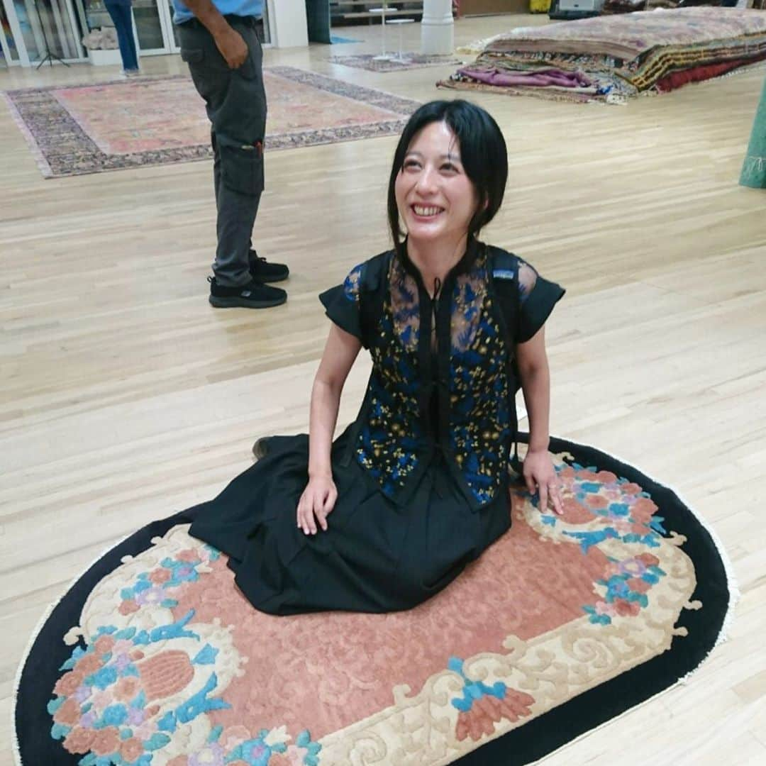 岡田育さんのインスタグラム写真 - (岡田育Instagram)「Always exciting to be a tour guide for friends on a shopping spree! They bought a lot, hands full of shoppers, including this magic carpet. Hey, here’s Genie on your back! 🧞‍♂️🐙🧞‍♂️ (Actually he’s really professional and good at handling carpets for us.👏) . . 米代金城ペアが遊びに来たよー！ いやぁ買った買った、漫画も絨毯も化粧品も洋服も、広い試着室で着せ替えキャッキャするの楽しいね！ 最後はブロードウェイの劇場まで定刻にお届け。私ツアーガイド副業にしようかな。笑。 #米代恭 #金城小百合 #岡田育 #ひとり如実にイエベ #昼酒にスイーツ #夏休みですから . . @abccarpetandhome #abccarpetandhome @abckitchen #abckitchen #newyorkcity #shoppingspree #magiccarpetride #🧞‍♂️」8月18日 10時08分 - okadaic