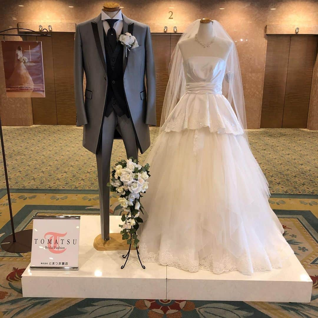 新潟グランドホテル Niigata Grand Hotelのインスタグラム：「. 今週末もドレス展示を しております！ . お盆休みも本日で終わってしまいますね…。 ということで、是非残る1日は 新潟グランドホテルに 遊びにお越しくださいませ！ . #新潟グランドホテル #ウエディング#ドレス#展示#とまつ衣装店」