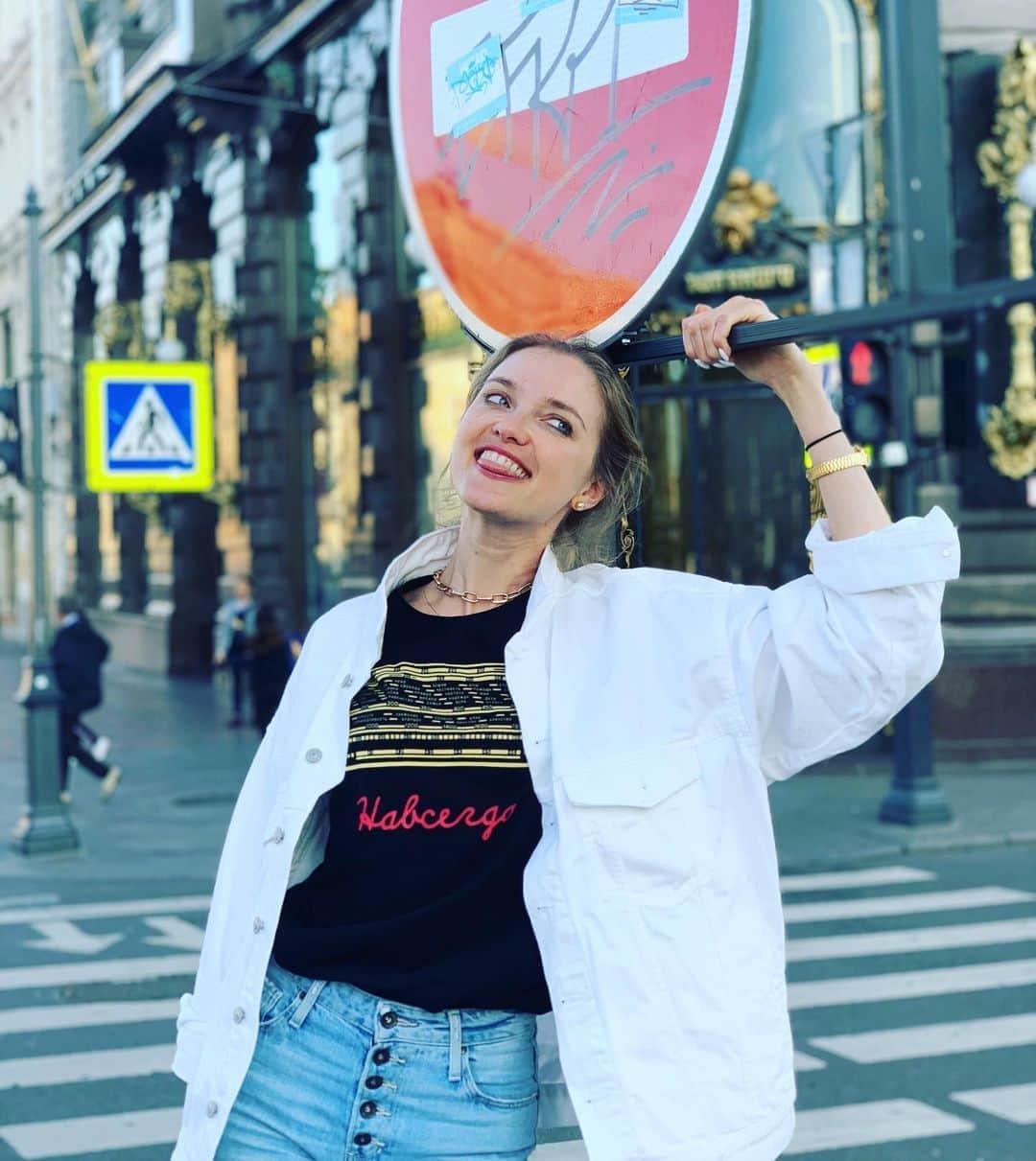 ヴラダ・ロスリャコヴァのインスタグラム：「Как же я люблю этот город! А в этот раз он был по-особому прекрасным, веселым и волшебным 💃✨💃 После перелёта, 27 часов активности с перерывом на полуторачасовой сон... откуда только силы, а, @katerina971 ?🤪 #навсегда」