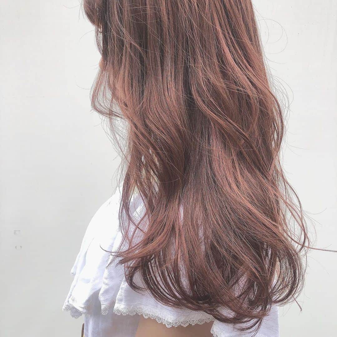 飛田彩さんのインスタグラム写真 - (飛田彩Instagram)「ピンクベージュ×ハイライト🍀🍀 秋に向けてほんのりピンク色ベースのカラーも増えてきています💗  お客様の髪質やベースの髪の毛で配合変えていますので色味はご相談下さい💗  #hair#ハイライト#ピンク#ピンクベージュ#ロング」8月18日 10時21分 - tobiayatobi