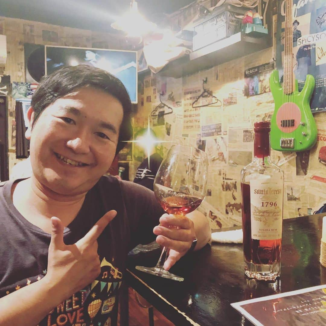 小石田純一さんのインスタグラム写真 - (小石田純一Instagram)「お洒落なバーで乾杯。  #乾杯 #バー #bar #ラム酒 #小石田純一 #お笑い芸人 #芸人 #ものまね芸人 #ピン芸人」8月18日 10時22分 - koishida.trendy