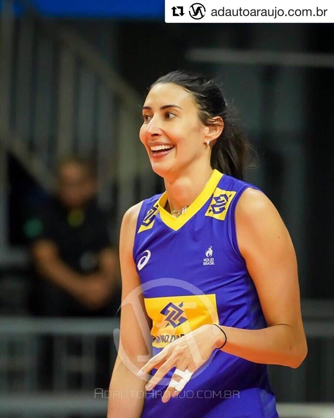 シェイラ・カストロのインスタグラム：「Amanhã tem amistoso Brasil x Argentina na @redeglobo!!! Quem vai assistir? Muito feliz de vestir a amarelinha depois de 3 anos parada! #alegria #volei #selecao #sheillacastro #amistoso #globo」