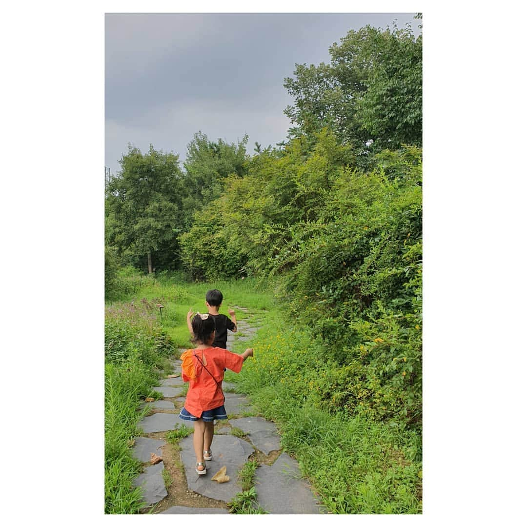 ソ・ユジンさんのインスタグラム写真 - (ソ・ユジンInstagram)「#국립중앙박물관 여기 정말 좋다~🌿🌸 자주와야지 ^^ #공룡이살아있다 🦖🦕공연보고서 종일 공룡빙의 ㅎㅎ #용희_ #서현이_」8月18日 10時28分 - yujin_so