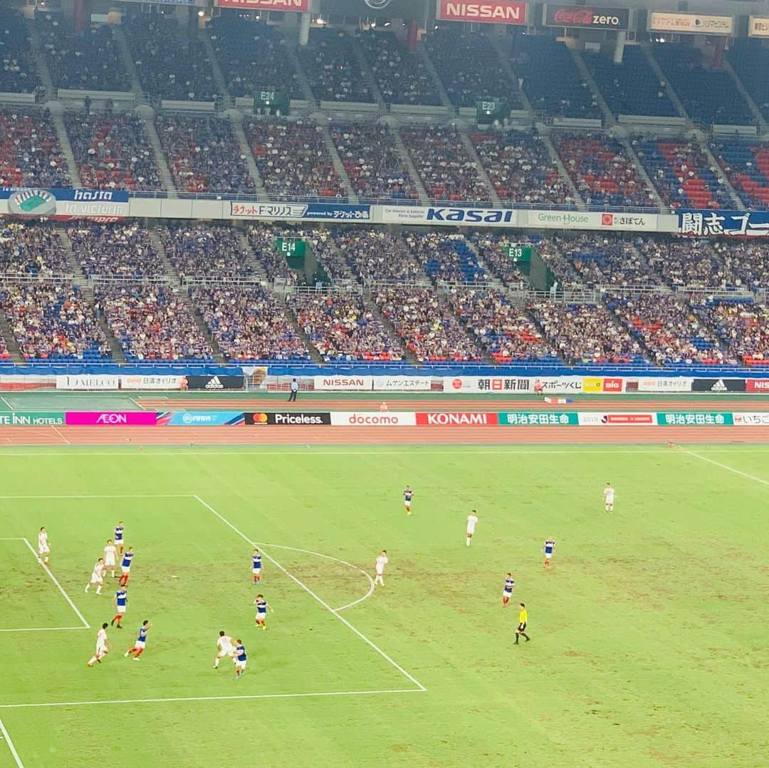 楠紗友里さんのインスタグラム写真 - (楠紗友里Instagram)「#⚽️ 昨日はマリノスとセレッソの試合へ✨ 行く途中、空もほんのりトリコロール柄になっていて一人感動していました🥺🙌 日産スタジアムは昨日の試合でしばらくお預け🤭 イタイイタイ連敗で悲しかったけど、なんだか色々考えさせられる試合でした😔 でも二年前までは全くJリーグの事分からなかったけど、試合を観ていて色々考えが沸々出てきて、ひそかに自分の成長を感じていました😂笑 もう、負けられませんっ😭🙏 ** そういえば！試合中、綺麗なお月様も見守ってくれていました🌝💓 #横浜 #日産スタジアム #jリーグ #横浜fマリノス #セレッソ大阪 #トリコロール #sky #flag #サッカー観戦 #サッカー女子 #sports #game #football #soccer #beautiful #dayoff #holiday #sunset #moon #さゆスポ」8月18日 10時29分 - sayuri_kusunoki