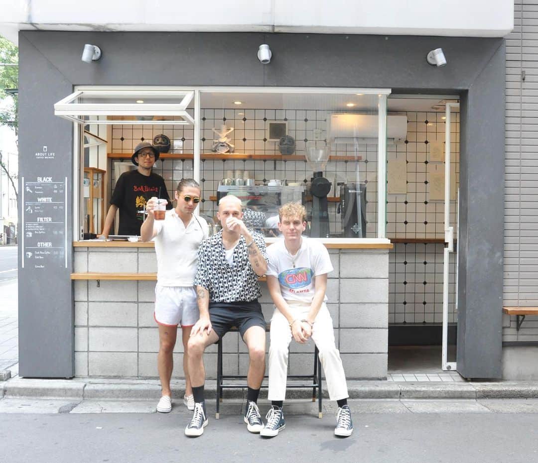 ABOUT LIFE COFFEE BREWERSさんのインスタグラム写真 - (ABOUT LIFE COFFEE BREWERSInstagram)「Thank you for dropping by @coin guys!! Enjoy your stay☀️☀️ @summersonic_official 出演のため来日中の @coin のクルーが立ち寄ってくれました〜。コールドブリューがお気に入り！ #aboutlifecoffeebrewers #aboutlifecoffee #onibuscoffee #onibuscoffeenakameguro #ratiocoffeeandcycle #amameriaespresso #switchcoffeetokyo #specialtycoffee #tokyocoffee #tokyocafe #shibuya #tokyo」8月18日 10時44分 - aboutlifecoffeebrewers