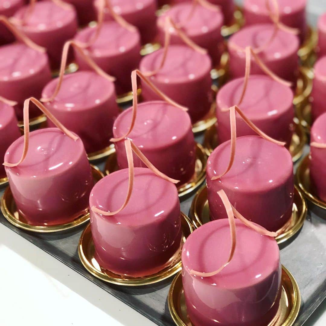 eguchikazuakiのインスタグラム：「ルビーチョコレートのケーキが人気ですね、ルビーチョコレートでパンを作ったりしてみようかな、どうかな❓ ルビーは扱いが難しいけど、扱いのルールがわかるとこの綺麗な色を表現できますよ😊 ・ 次の新作も準備万端ですが、次はヴァローナのジバララクテというミルクチョコートとバナナを合わせたケーキと最高級モンレニオンのバニラにホワイトチョコレートを合わせたリッチなケーキ2種類‼️お楽しみに👋🏻 ・ 今日も暑い、今が1番忙しいですがこの忙しさ、大変さを結果で表現したいと思います‼️ クリスマスケーキも終わらせるよ🔥 ・ #delimmo #デリーモ #モンレニオン #ヴァニラ #バニラ #ジバララクテ #新作 #ケーキ #パンケーキ #パフェ #ルビー #ルビーチョコレート #ルビークロワッサン #rubychocolate #RUBY #さあ #頑張ろう」