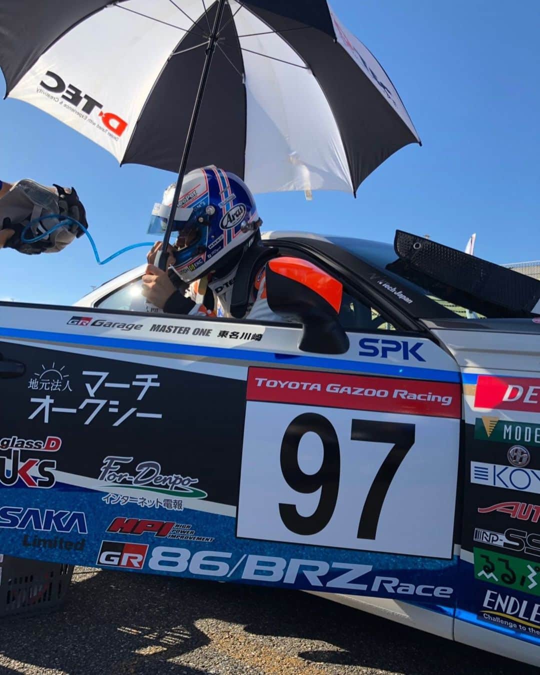 のインスタグラム：「86Race 十勝大会  昨日のヒート1は レース後半に右リアタイヤにヒットされてしまい、センサーの異常が出たのでピットに戻りました。  今日は最後尾グリットからのレースになりますが、 完璧に車を直してくれたチームのためにも チェッカーを受けるまでプッシュし続けます！」