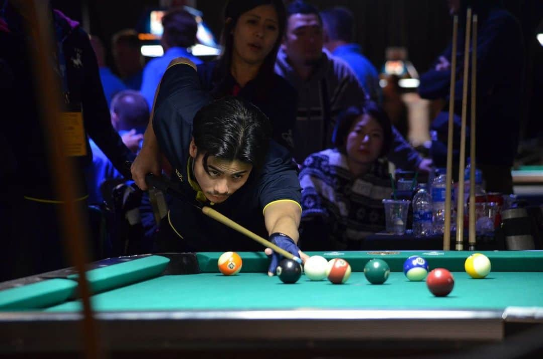 岩永徹也さんのインスタグラム写真 - (岩永徹也Instagram)「ラスベガスにて行われていた、 APA WORLD POOL CHAMPIONSHIP 僕が所属するチーム【PPT】は 8ボール部門で720チーム中、 33位タイ(過去最高記録タイ)でした。 本戦中、ほとんどの試合に出させてもらったんですが、 5回戦目の試合はチーム的に 絶体絶命の局面だったので、 人生で1番緊張しました。(←ガチ) その緊張の中でプレイ出来たこと、そして勝利し、チームの勝利へと導くことが出来たことは、 ぼくの人生においてもかけがえのない貴重な経験となりましたし、 少しでもチームに貢献出来たのかな？と思いました。 その勝利の瞬間の動画を10枚目に貼っつけてますので、右にスワイプして是非観てください。 チームも歓喜に沸いてます。  応援していただいた皆様、ありがとうございました。 そして、チームの皆さん、 素人のボクをラスベガスまで連れてってくれてありがとうございました。 大人の甲子園a.k.a. 大人の夏休み、最高でした。 お疲れ様でした。 #ビリヤード #billiards #APA #apaworldchampionship #lasvegas #ビリヤード始めて初めて全球震えた」8月18日 10時48分 - iwanaga.bro