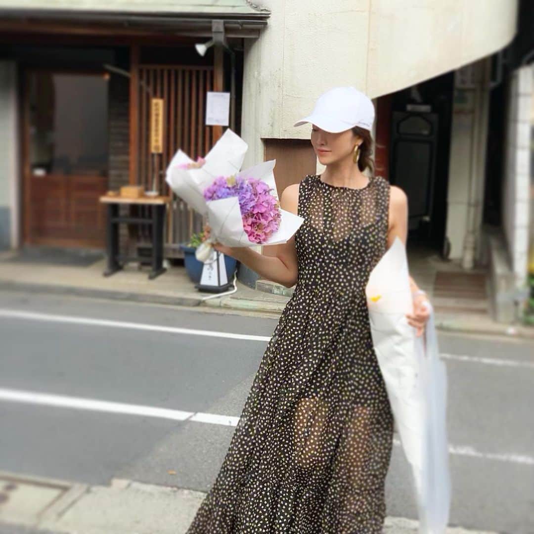 神崎恵さんのインスタグラム写真 - (神崎恵Instagram)「お花やさんへ🌻🌻🌻 とっても綺麗な色の紫陽花とひまわりを。 昨日店頭販売を開始した、uvカットキャップ🧢 完売してしまっている店舗が多いとコメントをいただきました。 webでも数分で完売してしまったアイテム。 わたしもこの夏かなり愛用しています。 ワンピースやスカートに合わせるのがすき。 次はやわらかな素材でまた少し違ったキャップも作りたいなと思っています☺︎💕 深めだから、しっかり顔が隠れて嬉しい☀️ まとめ髪にも、ダウンヘアにも合うようにデザインしています。 新しく迎え入れたフラワーベースにぴったりの紫陽花。 楽しみだ💠💠💠 uvカットキャップ #samanthathavasa  ワンピース  #styling」8月18日 16時19分 - megumi_kanzaki