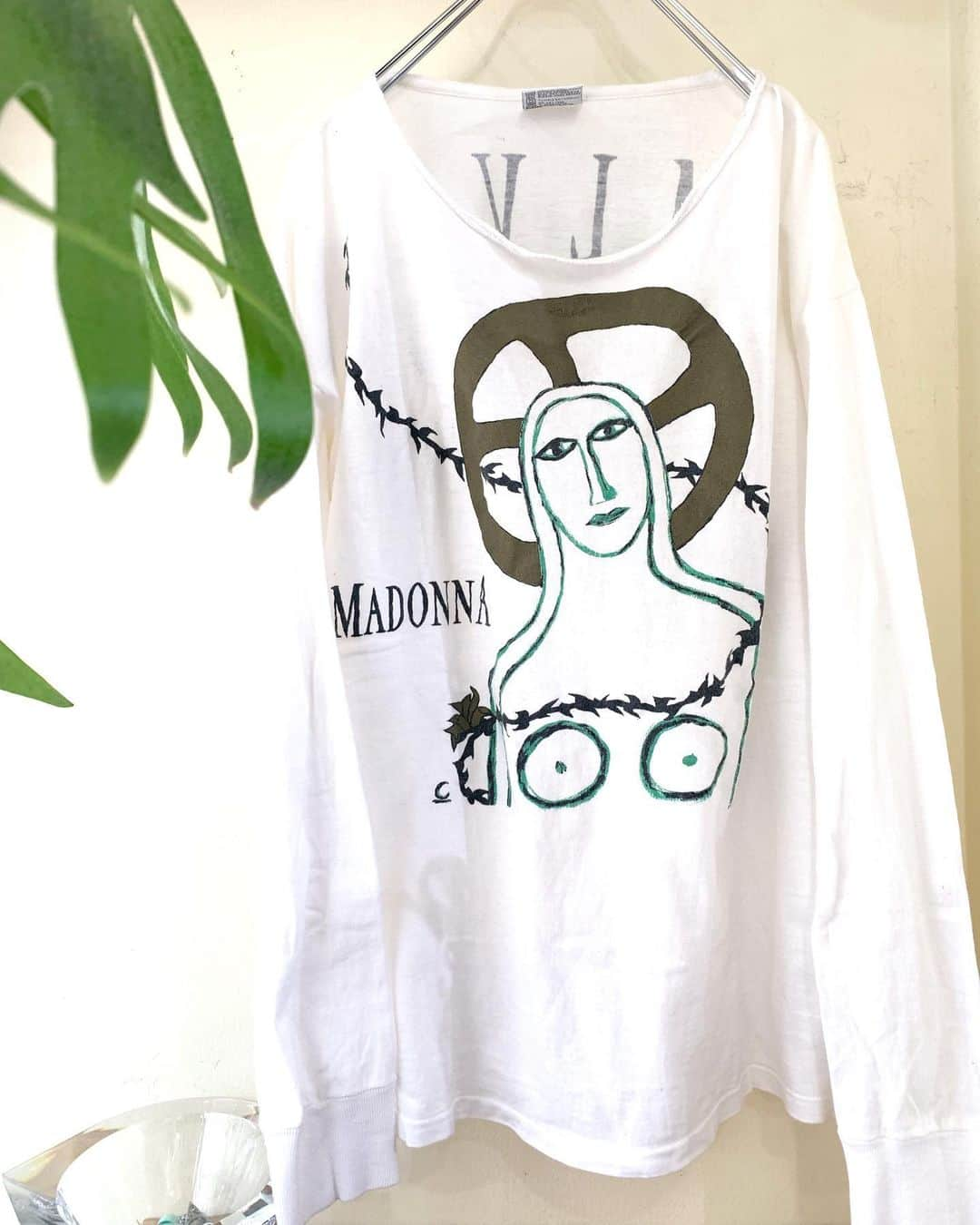 ジャムルさんのインスタグラム写真 - (ジャムルInstagram)「'90 Madonna L/S Tee ¥10500+tax 肩幅  53.5cm 身幅 52cm 着丈 64.5cm 袖丈 56cm . 通販も可能です。 お問い合わせはお電話で承ります。 . #お問い合わせはお電話で承ります #jammru #osaka  #fashion  #streetstyle  #streetfashion  #vtg  #vintage  #used  #usedclothing  #古着 #古着屋 #ファッション #70s #80s #90s#madonna」8月18日 16時19分 - jammru