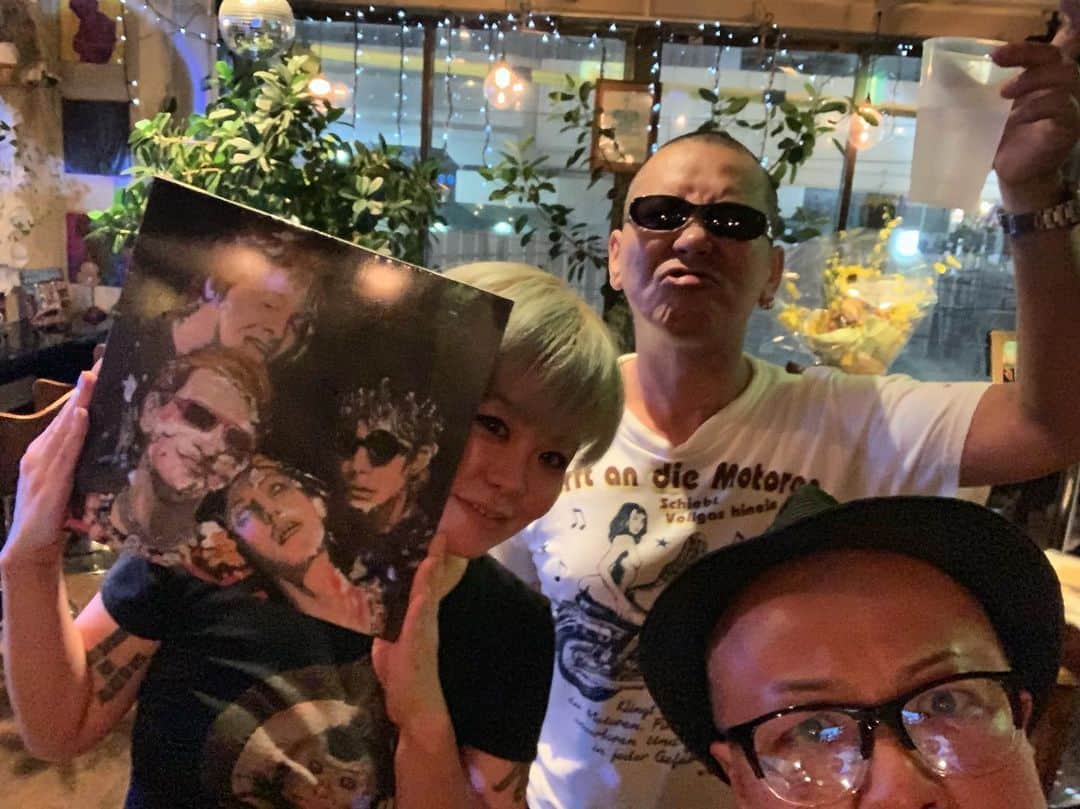 のインスタグラム：「昨晩のパーティーに声を掛けてくれたmakimaki、出演者の皆様、そしてご来場下さった皆様、本当にありがとうございました(^^)🍻♫ @myxoma  #myxoma #soloexhibition #個展は今日までやっています #下北沢 #東京」