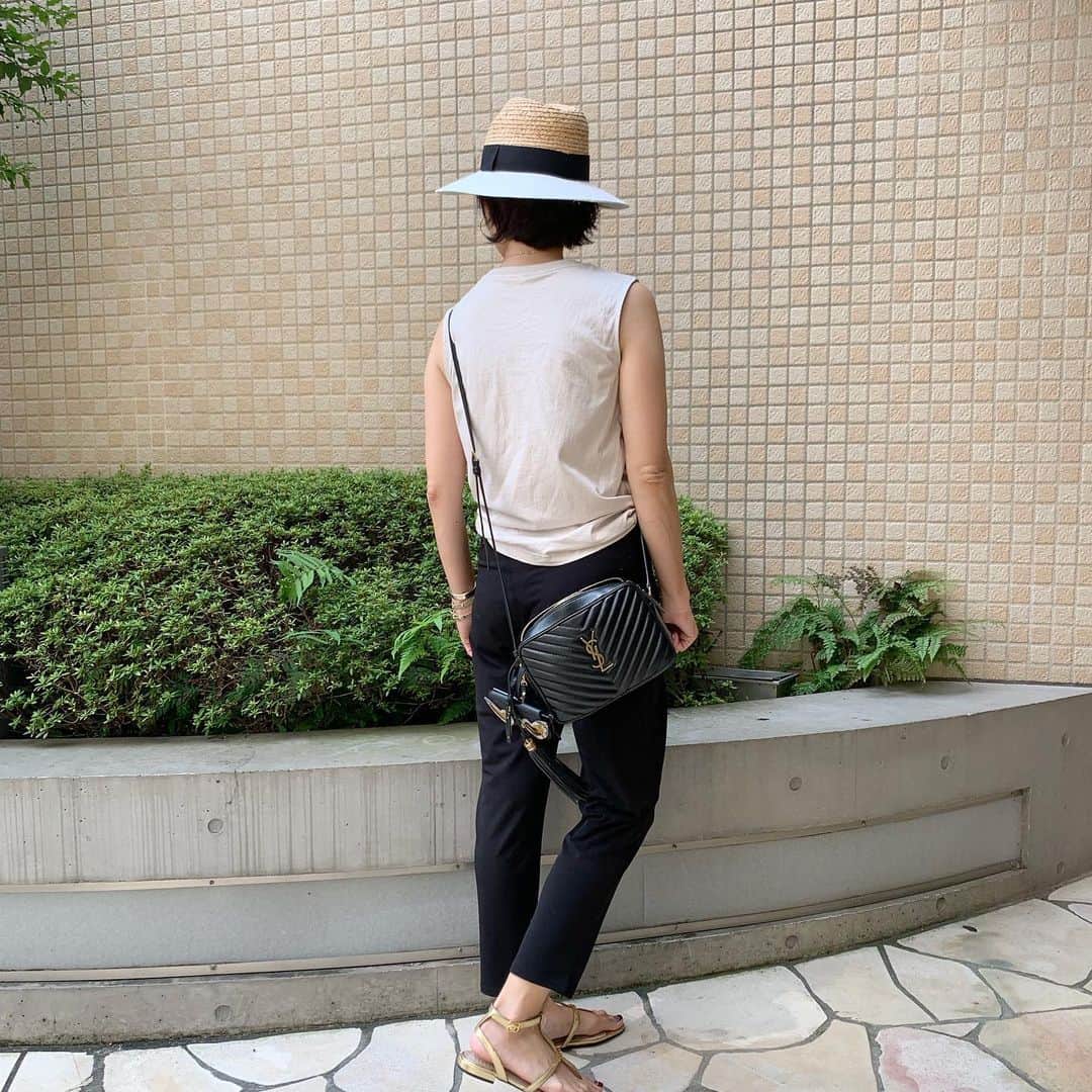 Yukarisuminoさんのインスタグラム写真 - (YukarisuminoInstagram)「今日はゆったり動きやすいコーディネートにしました！ UNIQLOのノースリーブは生地がしっかりめですごく良い♡ ボトムスはスタイルデリのセットアップのズボンだけを履いてます。柔らかくて動きやすい生地なんだけどきちんと感もあって好き。 手元はシルバーを盛って夏っぽく。ターコイズネックレスも忘れずに！ . トップス @uniqlo  ボトムス @styledeli_official  ハット @zara .  #アラフォーママ #アラフォーファッション #ママファッションプチプラ #ママスタイル #ママスタグラム #ママ #コーディネート #アラフォーコーディネート #アラフォーママコーデ #コーデ女子 #locari #jマダムのおしゃれ #レスブリス #夏コーデ #小学生ママ#ユニクロきれいめ部 #きれいめカジュアル #uniqloコーデ #スタイルデリ #レスブリス」8月18日 11時10分 - yukarisumino