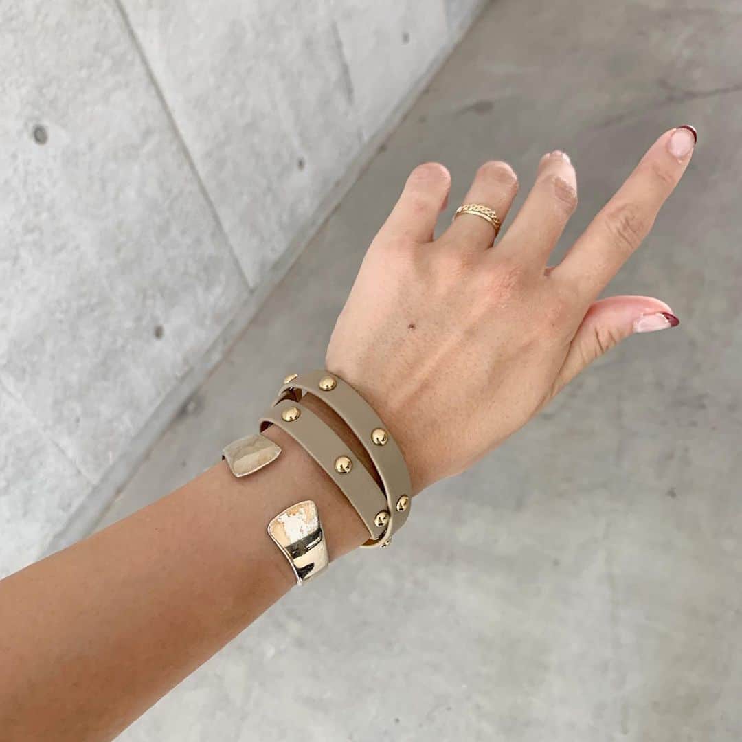 Yukarisuminoさんのインスタグラム写真 - (YukarisuminoInstagram)「今日はゆったり動きやすいコーディネートにしました！ UNIQLOのノースリーブは生地がしっかりめですごく良い♡ ボトムスはスタイルデリのセットアップのズボンだけを履いてます。柔らかくて動きやすい生地なんだけどきちんと感もあって好き。 手元はシルバーを盛って夏っぽく。ターコイズネックレスも忘れずに！ . トップス @uniqlo  ボトムス @styledeli_official  ハット @zara .  #アラフォーママ #アラフォーファッション #ママファッションプチプラ #ママスタイル #ママスタグラム #ママ #コーディネート #アラフォーコーディネート #アラフォーママコーデ #コーデ女子 #locari #jマダムのおしゃれ #レスブリス #夏コーデ #小学生ママ#ユニクロきれいめ部 #きれいめカジュアル #uniqloコーデ #スタイルデリ #レスブリス」8月18日 11時10分 - yukarisumino