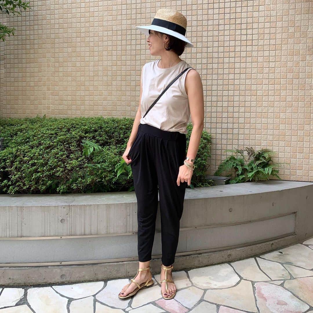 Yukarisuminoさんのインスタグラム写真 - (YukarisuminoInstagram)「今日はゆったり動きやすいコーディネートにしました！ UNIQLOのノースリーブは生地がしっかりめですごく良い♡ ボトムスはスタイルデリのセットアップのズボンだけを履いてます。柔らかくて動きやすい生地なんだけどきちんと感もあって好き。 手元はシルバーを盛って夏っぽく。ターコイズネックレスも忘れずに！ . トップス @uniqlo  ボトムス @styledeli_official  ハット @zara .  #アラフォーママ #アラフォーファッション #ママファッションプチプラ #ママスタイル #ママスタグラム #ママ #コーディネート #アラフォーコーディネート #アラフォーママコーデ #コーデ女子 #locari #jマダムのおしゃれ #レスブリス #夏コーデ #小学生ママ#ユニクロきれいめ部 #きれいめカジュアル #uniqloコーデ #スタイルデリ #レスブリス」8月18日 11時10分 - yukarisumino