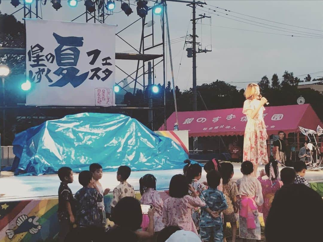 今井絵理子さんのインスタグラム写真 - (今井絵理子Instagram)「昨日は青年部主催のOKINAWA政治大学で障がい者施策や子ども支援についてお話をさせていただきました。沖縄はひとり親世帯が多く、 新規求職者は全国の2倍。非正規で不安定な仕事から転職を求めてる人も多い。ひとり親への就労支援をしっかり行っていく必要性についてもお話しました。 夜は名護へ行き、星のしずく夏フェスタに参加！スコールに見舞われましたが（笑）、たくさんの子どもたちと触れ合うことができてとても嬉しかったです。子は宝。子どもたちがずっと笑顔でいられるように、今井頑張ります💪  #沖縄🌺  #okinawa_love  #政治大学 #青年部  #名護  #祭り #フェスタ  #笑顔  #今井絵理子 #活動 #感謝」8月18日 11時15分 - erikoimai0922