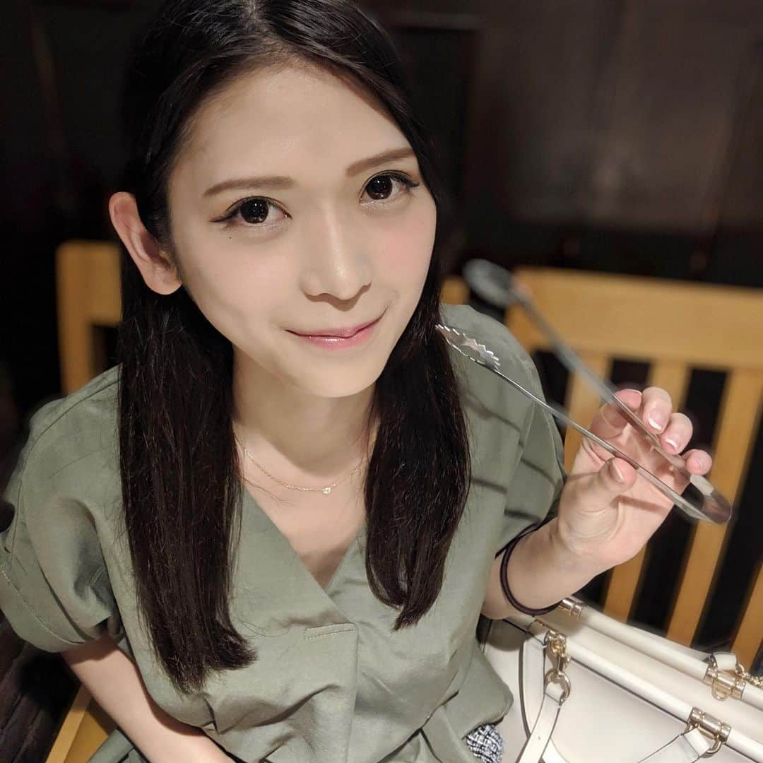 大見さなえさんのインスタグラム写真 - (大見さなえInstagram)「初めてのエステ💆‍♀️💓﻿ 普段ご飯食べ歩いてるから、お肌にも気を遣って﻿ 最新のリフトアップマシンがある﻿ 表参道『リリーオン』ソニックフィットを受けてきた(*^^*)﻿ ﻿ 今までどれだけむくんだままにしとったんやろと反省😂🙈﻿ ﻿ 1回の施術で半年〜1年程若返るそう(*´꒳`*)✨﻿ まずは肌のトーンが上がった😳🌸🌸！﻿ 写真ポートレートで撮ってアプリも﻿ 2枚目はファンデーションも塗ってないのに、この肌色の変わりよう😂👏﻿ (施術してすぐ写真撮ったから少し赤いけど、30分も経つとひいた✨)﻿ その日の夜ファンデーションして焼肉行ったら化粧のノリも🙆‍♀️﻿ ﻿ 美白効果、小顔、しみ、しわ、肌質改善などに効くとのこと💓﻿ 塩分多い食事続いてむくんでたり、たるみもあったけど﻿ きゅって引き締まった😍﻿ ﻿ 他の美容クリニックだと1回15〜20万するようなことが﻿ なんと期間限定価格27,800円で受けられる😳✨﻿ ﻿ そして！！昨日8月17日銀座店にも新店舗がopen☺️🎊﻿ 私みたいに今まで行ったことない人も﻿ 試すのに良いチャンス🤔✍️💓﻿ ﻿ #リリーオン #ソニックフィット #小顔﻿ #フェイシャル #リフトアップ #美容 #エステ」8月18日 11時27分 - tabe_megumi