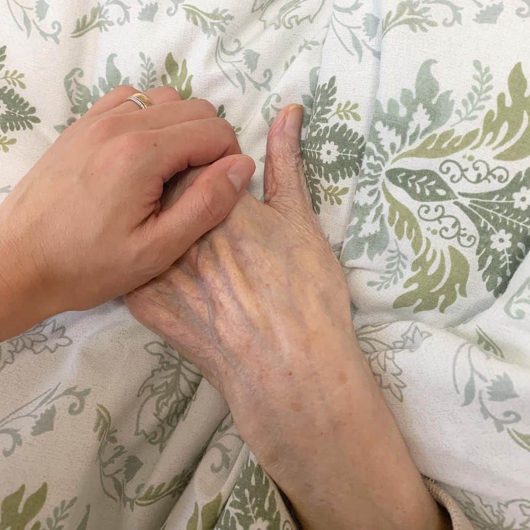 Rie fuさんのインスタグラム写真 - (Rie fuInstagram)「Beautiful hands👩🏻👵🏻小さい頃、祖母の作るおにぎりがいつもハンドクリームの味だったけど、そのおかげかな〜90歳にしてすごく綺麗な手👐🏻#grandma #hands #family #love」8月18日 11時24分 - riefuofficial