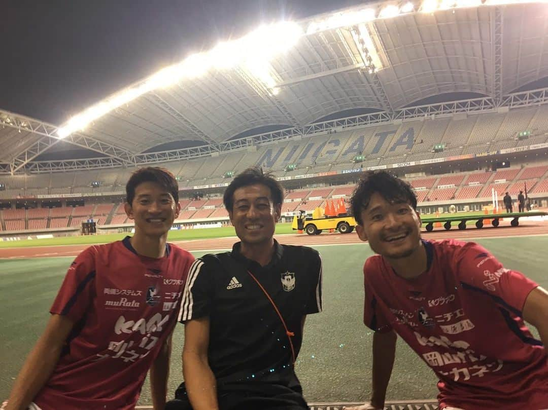 喜山康平さんのインスタグラム写真 - (喜山康平Instagram)「昨日も応援ありがとうございます⚽️ 天皇杯のみんなの頑張りを次に繋げることができました💪🏼 . . #撮影者はまた吉田さん #ノザさんお久しぶり #40歳は凄い #散歩隊 #隊員募集中 #犬可愛かったから撮らせてもらった #次もみんなで闘おう」8月18日 11時25分 - koheikiyama_