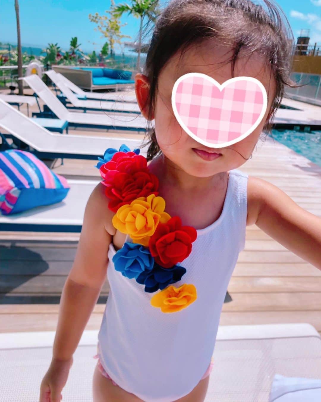 滝川その美さんのインスタグラム写真 - (滝川その美Instagram)「昨年3歳用にと購入した水着。 少し大きいけどもう着てみました💕 可愛い💕←親バカ😂 可愛いしか出てこない2歳児。 最高だぁ🥰 #女の子 #2歳4ヶ月 #水着 #janieandjack  #最近鏡の前に立ってドライヤーしたりする #ふわふわのぬいぐるみが大好き #女子だなぁ #しかし兄とのツーショットのポーズ笑える #何それ #面白い過ぎる」8月18日 11時36分 - iam_sonomi_official
