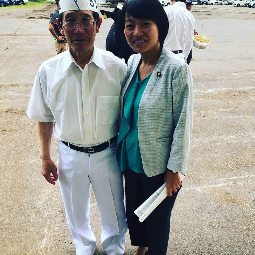 鈴木貴子さんのインスタグラム写真 - (鈴木貴子Instagram)「おはようございます！！ 今日は７時に釧路の家を出て中標津へ 令和元年根室ホルスタイン共進会🐮です  牧舎まわりながら、「毎回よくきてるねー」と 声をかけていただきました  最初の選挙で落選し、 浪人中から共進会は規模の大きさに関わらず できるだけ足を運ばせてもらっています  牛という命ある、生き物相手の酪農は24時間365日の仕事です そんな大変ななか、皆さんが少しでも良い牛を、 安全でおいしい食べ物を、と尽力してくださっている その晴れの舞台が共進会です  日々の仕事と、あわせて品評会にだすということは 並大抵の労力ではありません  それでも頑張る姿は、まさに この地域で、酪農でやっていくんだ！！！！！ という皆さんの決意のあらわれです  私もそんな想いに政治の世界から応えるためにも これからも現場で皆さんからのご指導をいただきながら 働いていきたいと思います  最後の写真は、根室が誇るレジェンド中川のお父さん！ 83才、元気に牛をひいています‼️ こうした大先輩がいてくれるから、私達若い世代も上を目指して 頑張れます。  中川の父さん、これからも元気でいてね💓」8月18日 11時30分 - _takako.suzuki_