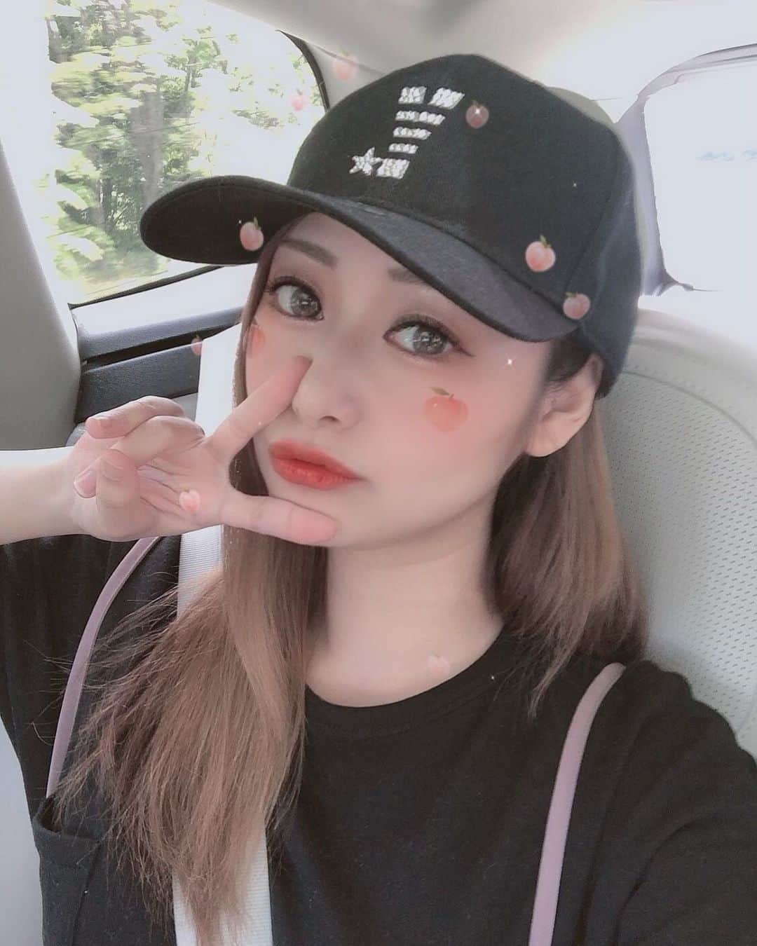YU-RIのインスタグラム：「#シートベルトする派 @madeinworld16 のキャップ お気に入りすぎて北海道にも🐶 キラキラ🤩 ・ ・ ・ #キャップ女子#ドライブ#スワロフスキー#クリスタル#キャップ#ベントブリム#madeinworld#カップルコーデ でも🙆‍♀️♡」