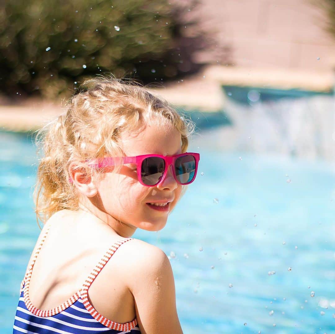 DADWAYさんのインスタグラム写真 - (DADWAYInstagram)「＼フレームの色が変わる🕶／ 紫外線量🌞でフレームの色が変化してて、サングラスのかけ時を教えてくれる！ UVA、UVBを99%カットし、お子さまの紫外線対策に最適。 レンズは飛散防止材質だから、万が一の時にも安心のReal SHADES （リアルシェーズ）のサングラス♬ この「スイッチ」のフレームはマットな質感でオシャレ見え✨ . . #dadway #ダッドウェイ #realshades #リアルシェーズ #サングラス #子どもサングラス #子どもサングラス #キッズサングラス #ベビーサングラス #紫外線対策 #紫外線ケア #子どもとお出かけ #お散歩 #おさんぽ #パパとおそろい #ママとおそろい #初めての水遊び #初めての水着 #赤ちゃん水着 #水遊び着 #サングラス男子 #サングラス女子 #はじめての海 #プールサイド #初海外旅行 #子連れ海外旅行 #子どもキャンプ #ファミリー旅行 #初めてのプール #サングラスデビュー」8月18日 11時32分 - dadway