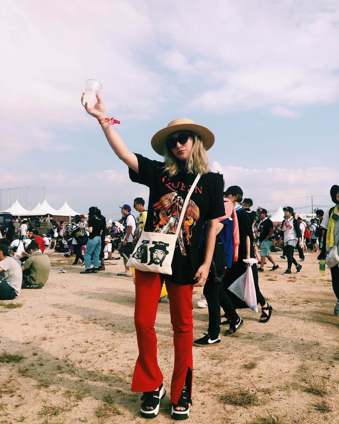 Saki のインスタグラム：「#summersonic #summersonic2019 #サマソニ 1日目にBちゃんと2人で参戦してきた☀️🔥🌈 ジョアンはもうちょっと大きくなったら一緒に行こうーねー😘 メインステージしか見てない動いてない、体力ない2人🤣🤣 楽しかったー🍺 #フェス #フェスコーデ @summersonic_official 🏟🎶🎤🥁🎸🎹」