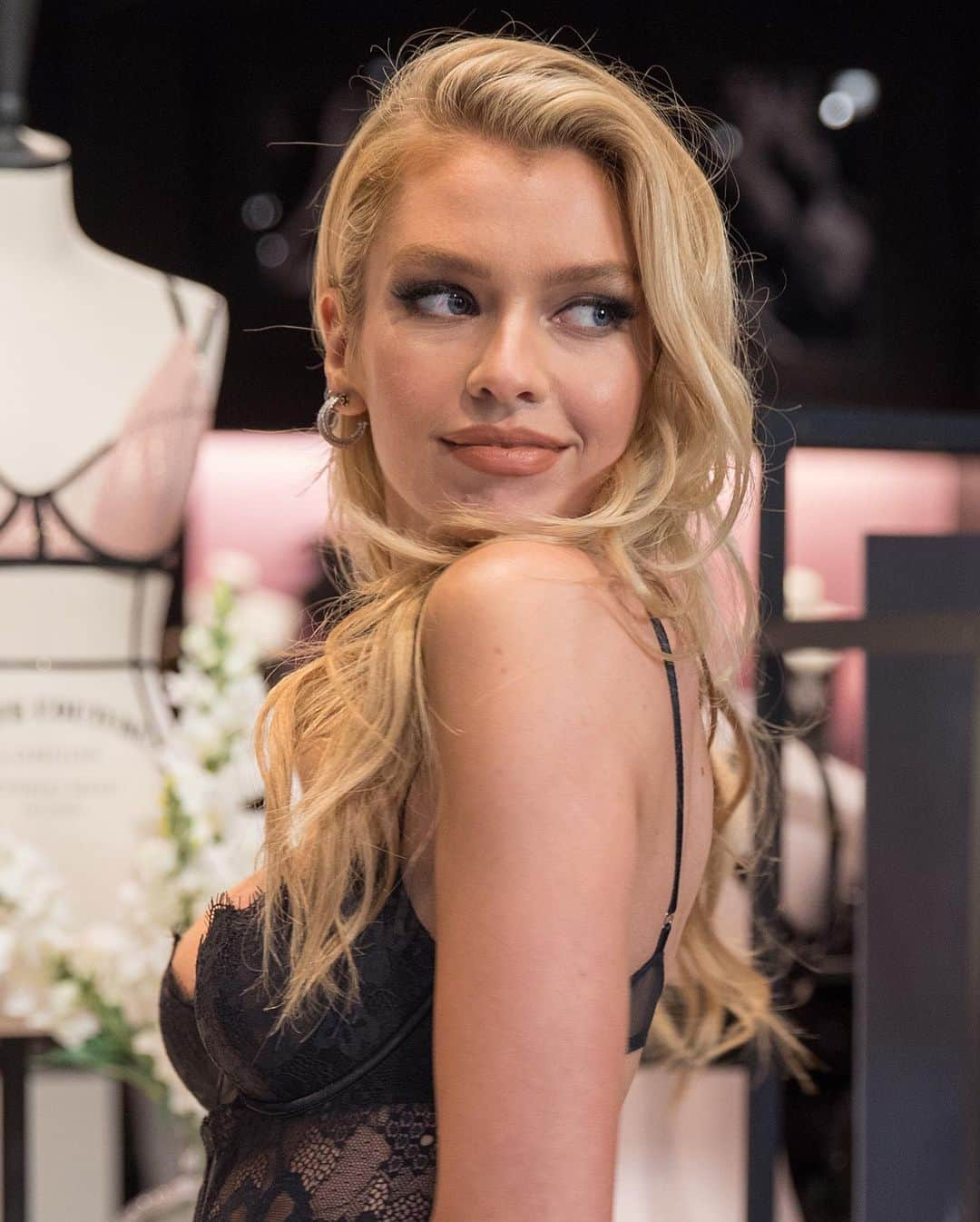 Just Jaredさんのインスタグラム写真 - (Just JaredInstagram)「@stellamaxwell goes sexy in lace to promote @victoriassecret’s new fall collection! #StellaMaxwell #VictoriasSecret Photos: Getty」8月18日 11時37分 - justjared