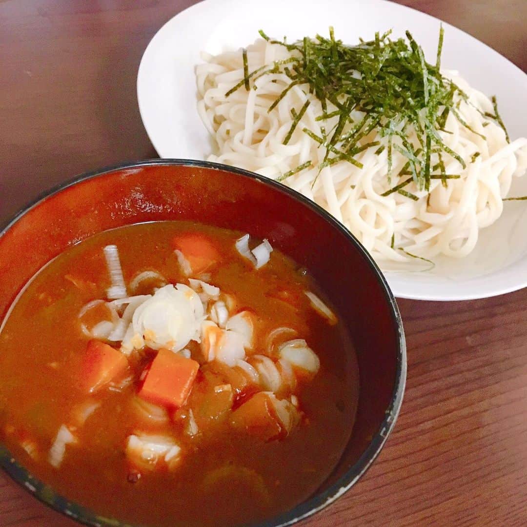 山西章博のインスタグラム：「今日のご飯。残ったカレーで、カレーつけうどんなのさ！ #カレーつけうどん  #乾麺 #8束で99円 #激安 #残ったカレーに #麺つゆ投入 #初心者主夫」