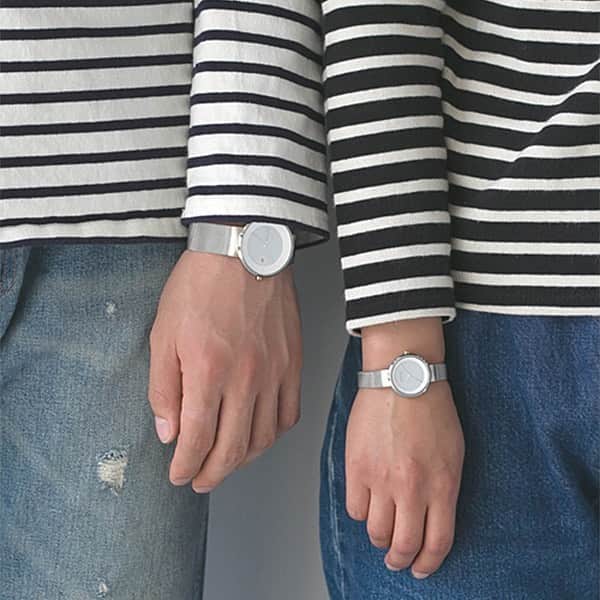 のインスタグラム：「「BERING」左¥25,000+tax  右 ¥23,500+tax 飽きのこない北欧スタイルが魅力のベーリング。北極の白銀の世界をイメージした真っ白なダイヤル、秒針先とブランドロゴにブルーを効かせた日本限定モデル。ソーラーバッテリーで定期的な電池交換不要、プレゼントにもおすすめです。 ・ 二人の記念日にお揃いの腕時計を。一緒の時も離れている時も、いつも身に着ける腕時計が二人の時間を繋ぎます。 #bering #beringtime #ベーリング #beringwatch #beringwatches #ノーザンライツ #tictac #watch #チックタック時計店  #時計 #腕時計 #時計好き  #時計店  #腕時計好き  #腕時計くら部  #腕時計倶楽部  #腕時計の贈り物 #北欧スタイル #北欧デザイン #誕生日プレゼント  #記念日プレゼント #腕時計コーデ  #ペアウォッチ #おそろいコーデ  #おそろコーデ #おそろいの時計 #pairwatch」