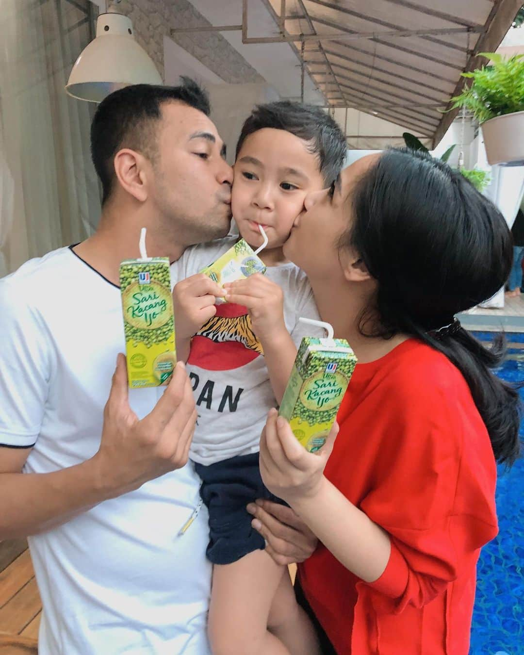 Raffi Ahmadさんのインスタグラム写真 - (Raffi AhmadInstagram)「Liburaaan bahagia pas 17an...yeaayyy dan bareng Ultra Sari Kacang Ijo @sarikacangijouj  Love youu all!!」8月18日 11時41分 - raffinagita1717