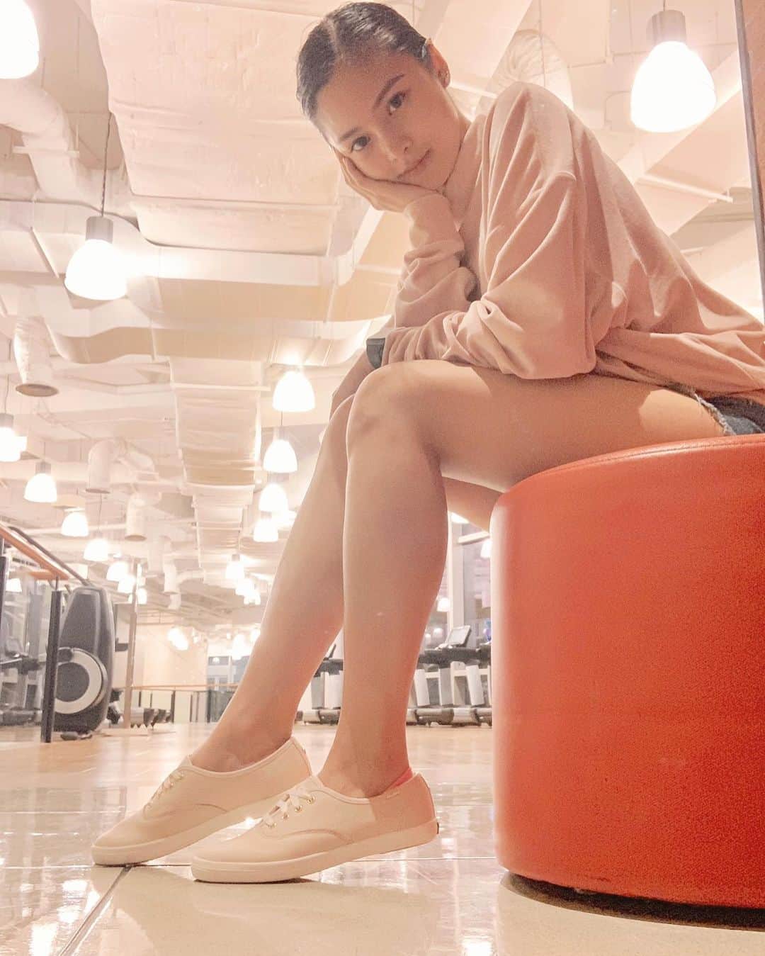 Kim Chiuさんのインスタグラム写真 - (Kim ChiuInstagram)「glad to be back at the gym after so many weeks of zero work out!😉💪🏻 sweat and hot shower after how cool is that? plus no make up look just @seoulwhitekorea tone up cream on my face!!! its really effective for the face it whitens and moisturizes giving you that instant K-white glow!! made in korea!!!🇰🇷🇰🇷🇰🇷 get my vanity mirror once you purchase the product online!!! visit @seoulwhitekorea IG acct for details! 💗💗💗. . GOOD MORNING💋. shoes from @kedsph 😉」8月18日 11時42分 - chinitaprincess
