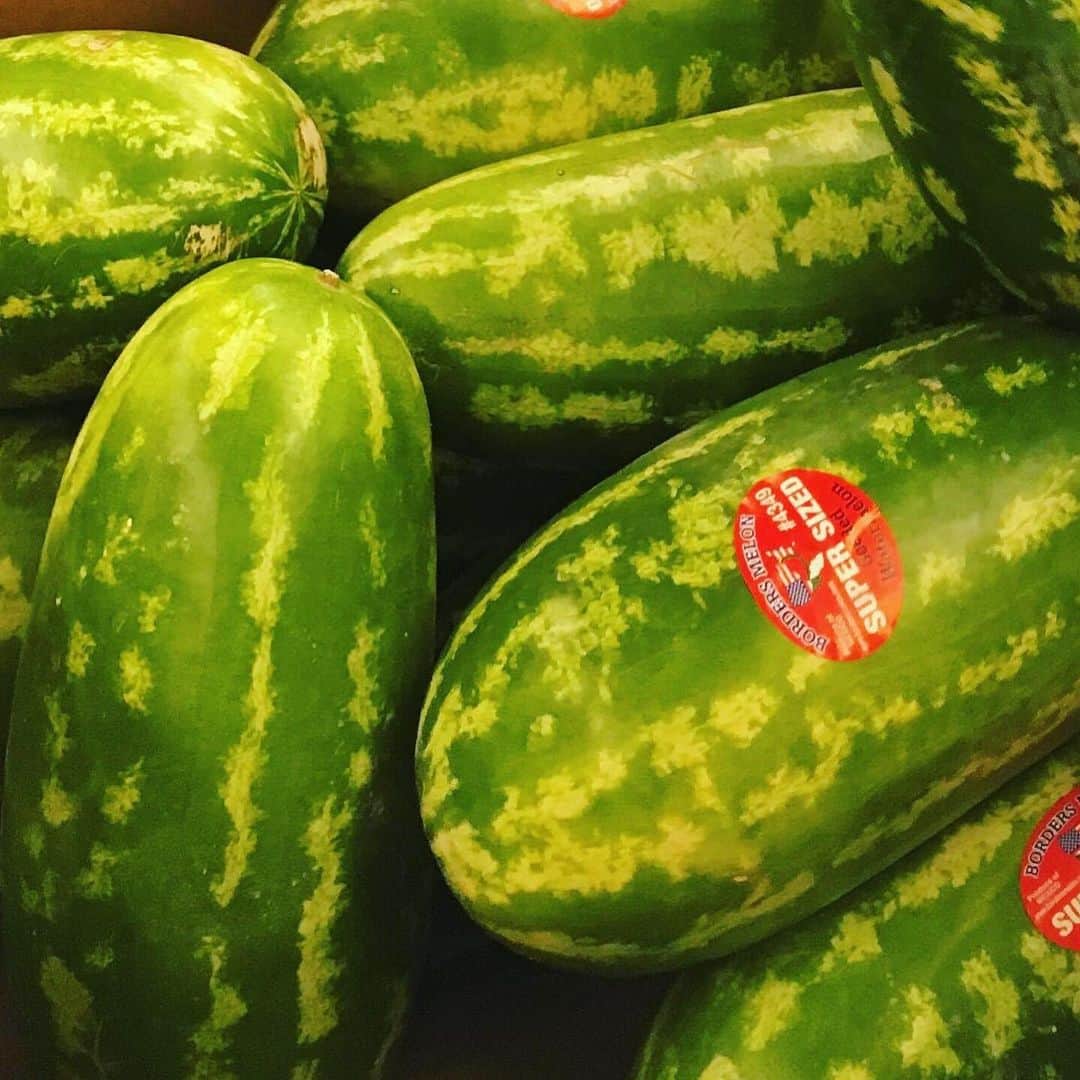 アメリカ大使館さんのインスタグラム写真 - (アメリカ大使館Instagram)「☀️夏は水分タップリのスイカ🍉とか食べたくなりますよね〜 🇺🇸での一般的なスイカ🍉は、日本のスイカと違って、この楕円形タイプ。 ウリ科の植物って感じが出ますよね🥴 . #usa #america #studyabroad #supermarket #watermelon #fruit #vegetables #season #summer #livinginamerica #アメリカ #留学 #アメリカ生活 #スイカ #夏 #旬 #楕円形 #水分補給 #夏休み #熱中症予防」8月18日 11時53分 - usembassytokyo