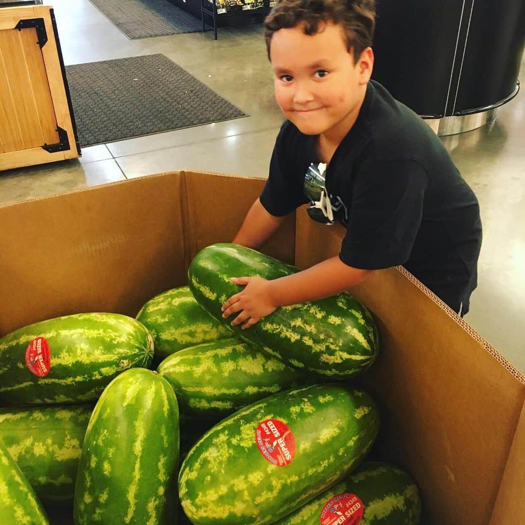 のインスタグラム：「☀️夏は水分タップリのスイカ🍉とか食べたくなりますよね〜 🇺🇸での一般的なスイカ🍉は、日本のスイカと違って、この楕円形タイプ。 ウリ科の植物って感じが出ますよね🥴 . #usa #america #studyabroad #supermarket #watermelon #fruit #vegetables #season #summer #livinginamerica #アメリカ #留学 #アメリカ生活 #スイカ #夏 #旬 #楕円形 #水分補給 #夏休み #熱中症予防」
